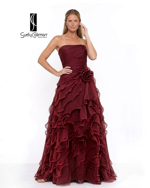 VESTIDO COM FLOR E SAIA DE BABADOS